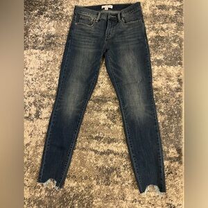 Skinny jeans with raw hem
